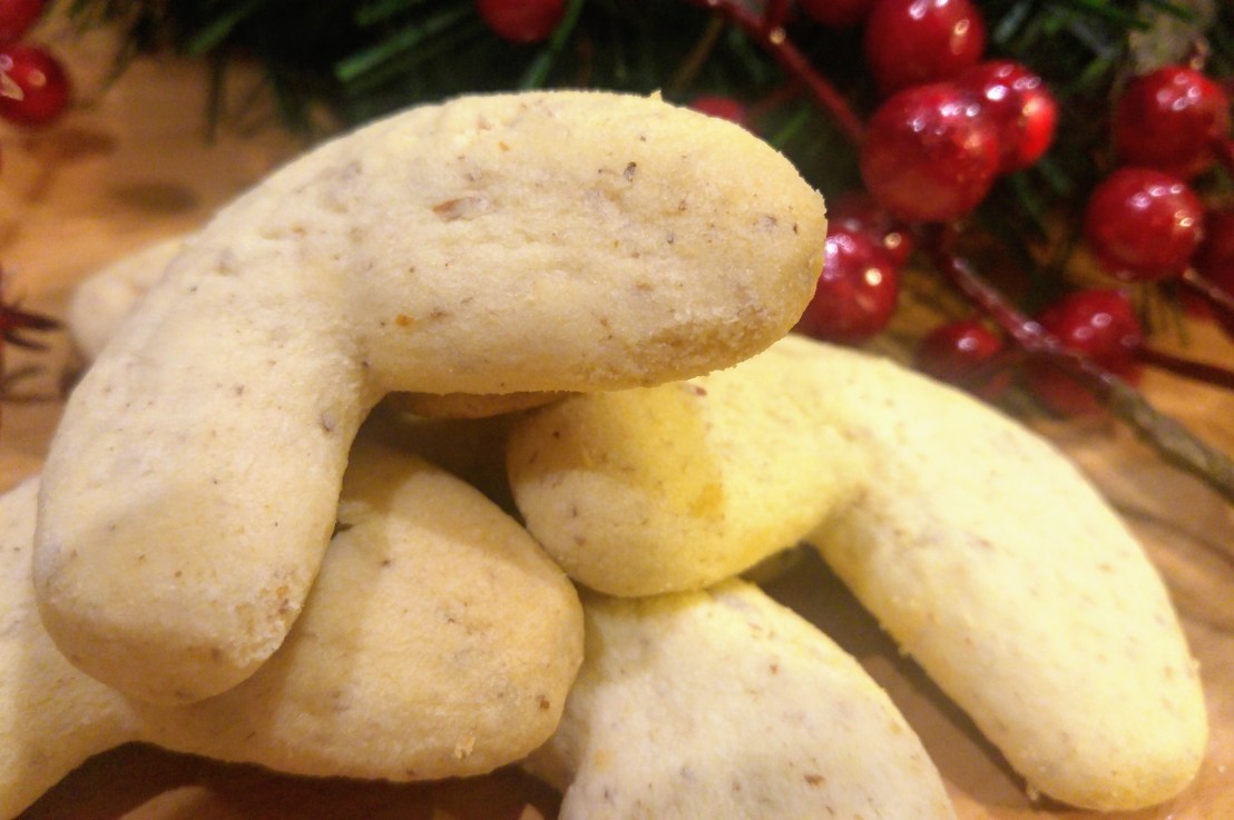 Simple Almond Crescent&nbsp;Cookies