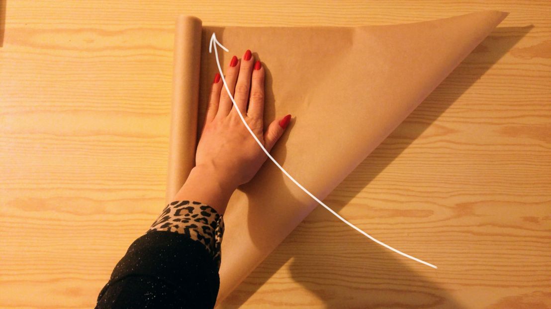 Folding baking paper into a triangle