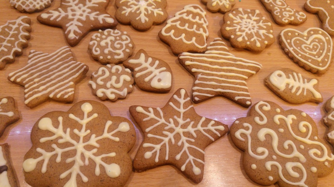Gingerbread cookies decorated with white chocolate