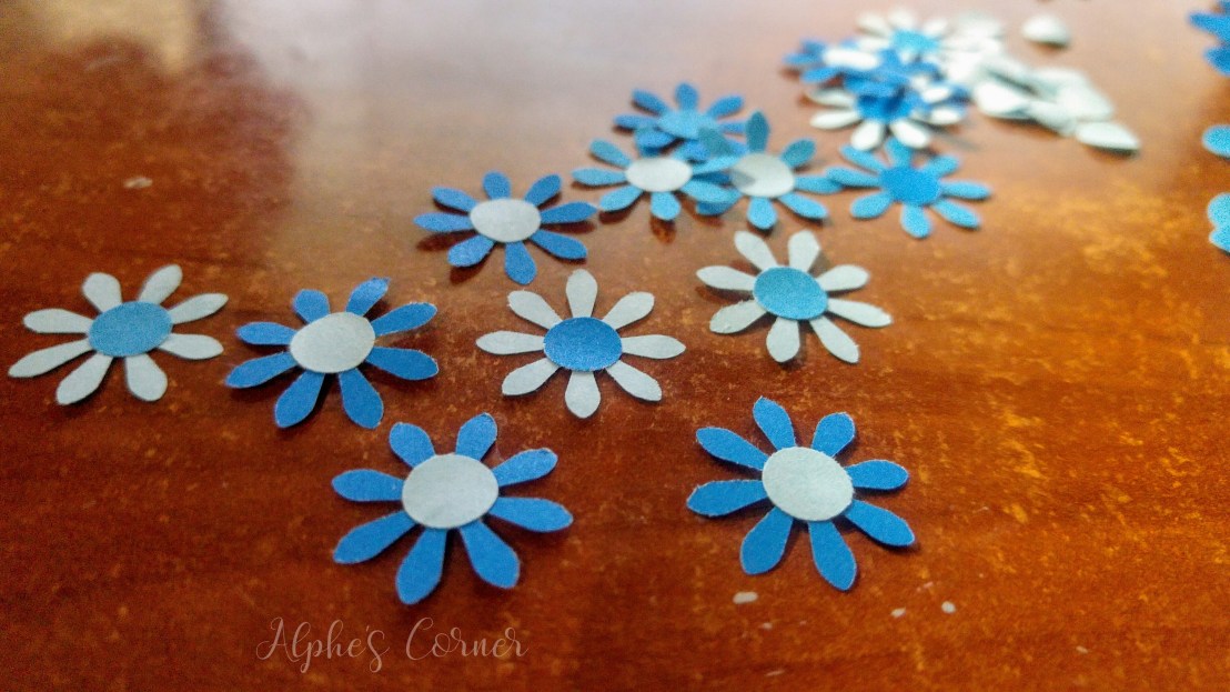 Simple DIY flower bookmarks - preparing the flowers