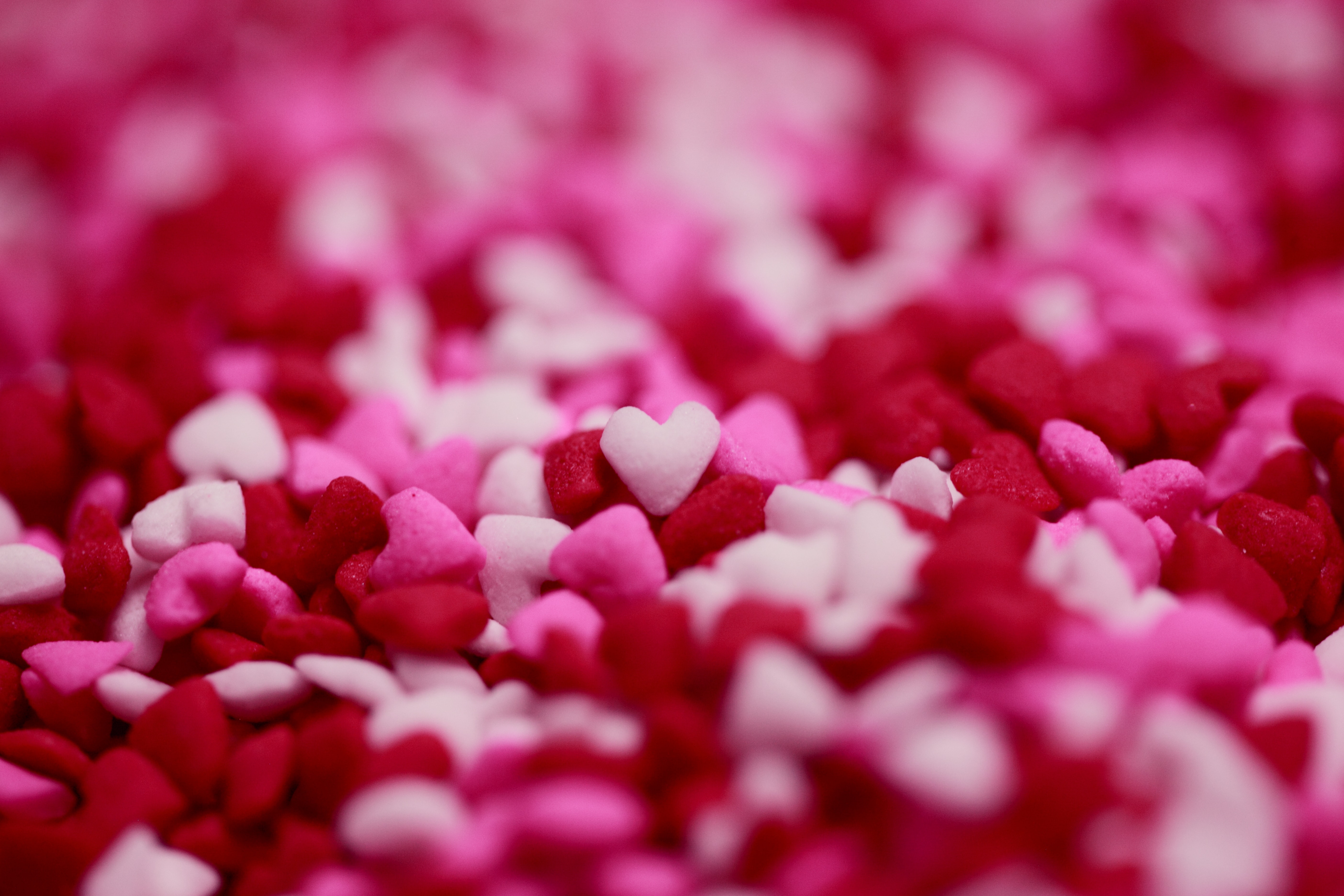 A pile of small pink and red hearts