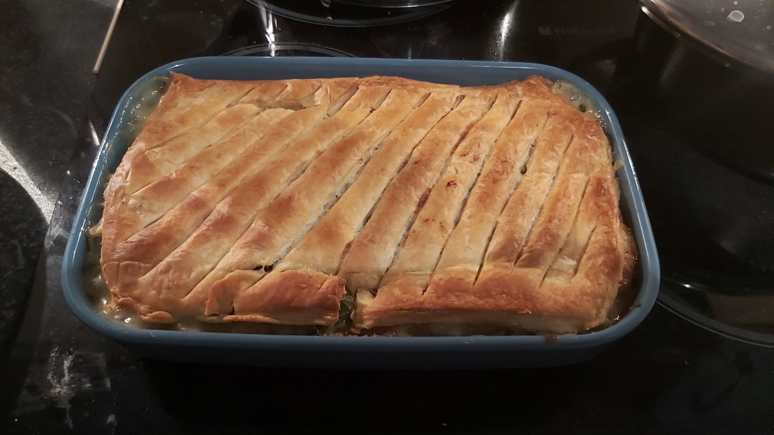 Baked chicken and leek puff pastry pie