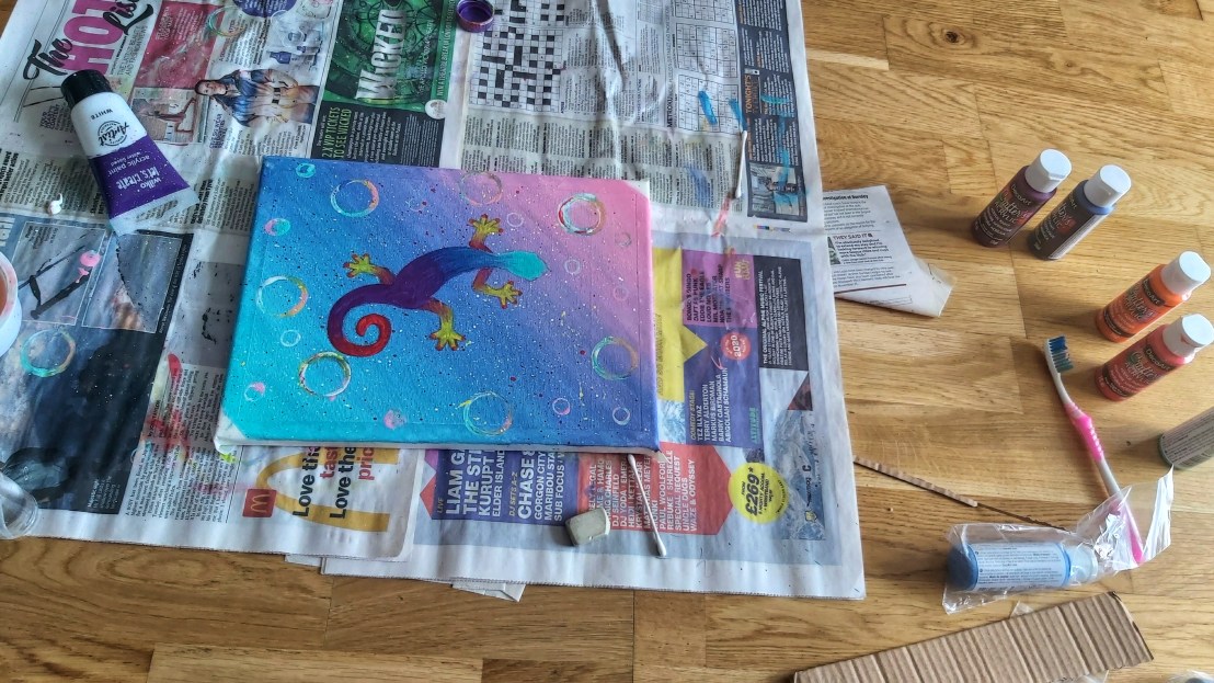 A canvas with teal, blue and pink gradient background and a gecko