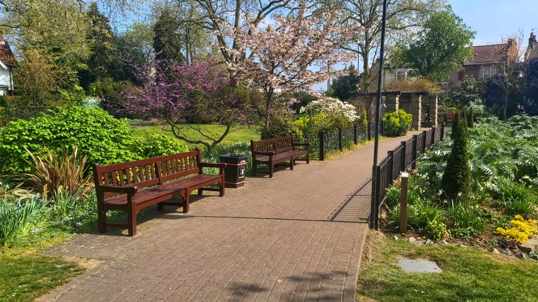 London parks - West Ham Park - benches on a bridge