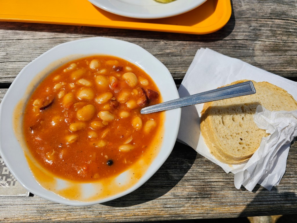 Beans in tomato sauce served with two slices of bread