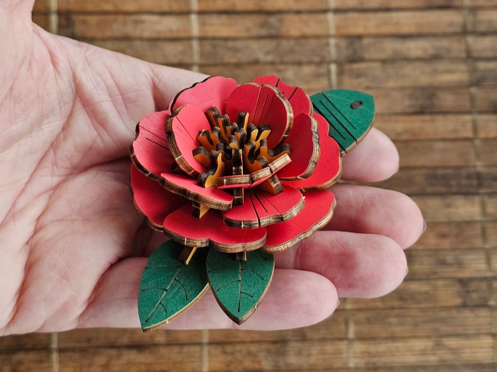 Assembled 3D wooden red camellia