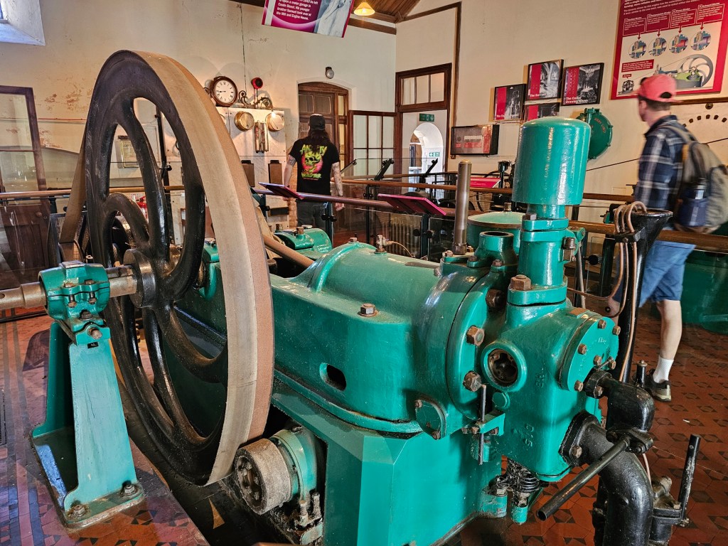 A room of the mill of Warwick Castle, with heavy equipment of the engines.