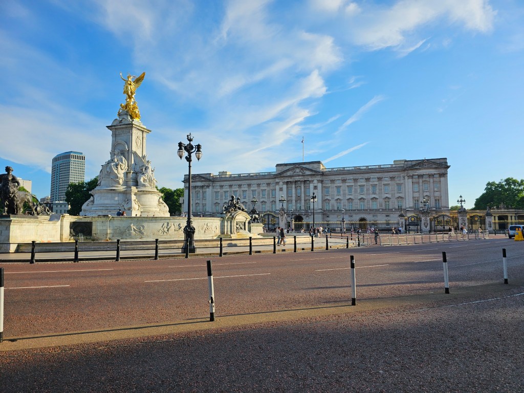 Buckingham Palace and statue of Queen Victoria, London, England