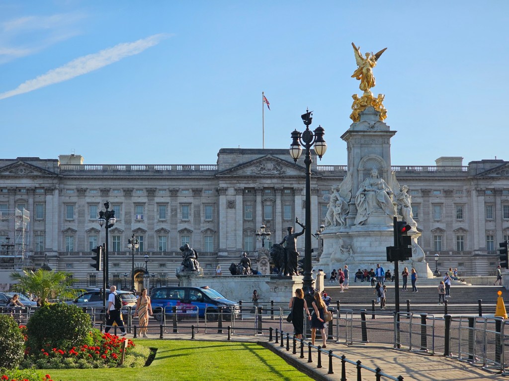 Buckingham Palace and statue of Queen Victoria, London, England