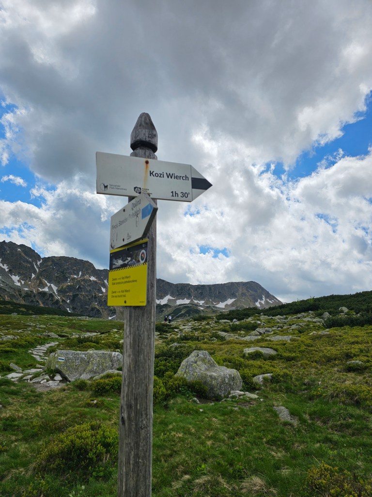 A post marking the trail to the summit of Kozi Wierch - it shows 1 hour and 30 minutes left