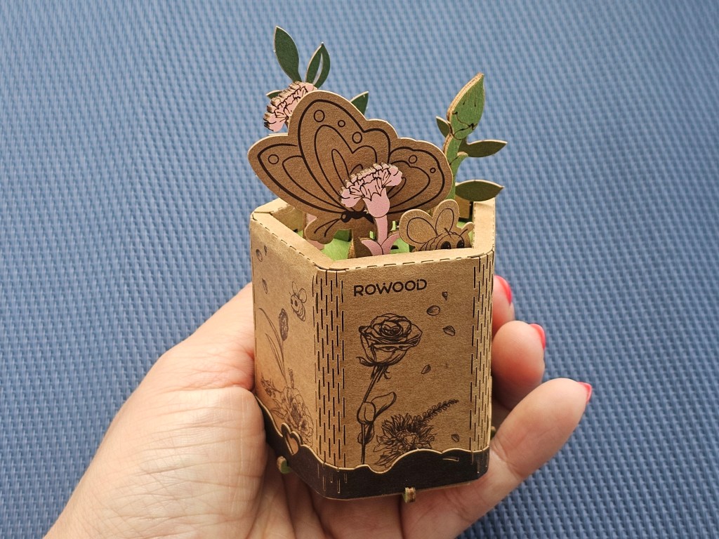Finished stand / pot for wooden flowers, with paper decorations