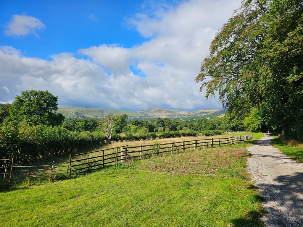 Countryside path from Hope to Castleton in Peak District.